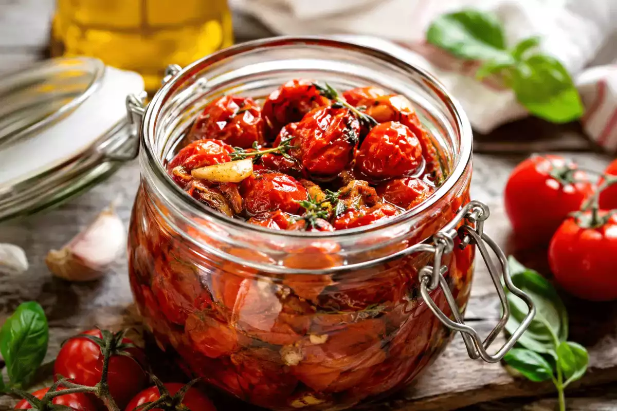 Overmodne cherrytomater: enkle metoder til at opbevare dem i flere uger uden spild