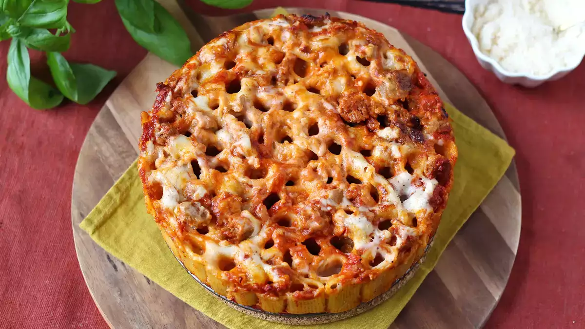 Den spektakulære ovnbagte pasta til søndag, der, når den skæres ud, straks vækker en uimodståelig sult