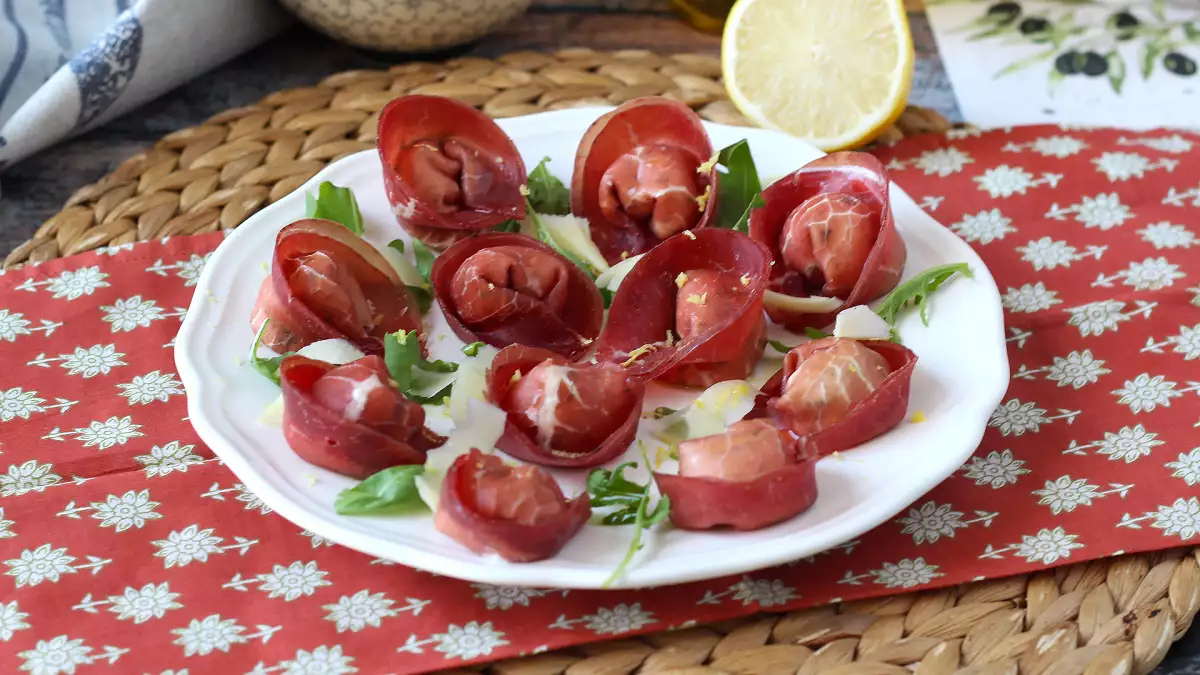 Tre nemme og hurtige opskrifter med bresaola: lækre ideer til frokost og aftensmad, når du har travlt