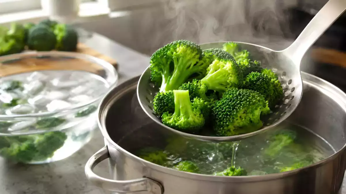 Hvordan tilbereder man broccoli, så den forbliver grøn og let sprød?