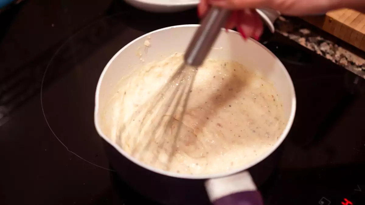 Béchamelsauce, der er for tynd: Sådan redder du den uden at få klumper