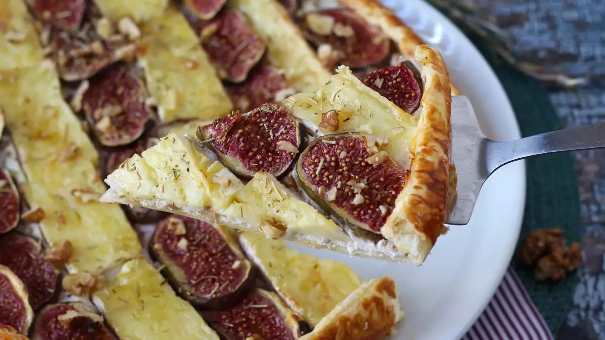 Inden figesæsonen slutter, skal du prøve denne tynde tærte med brie og valnødder