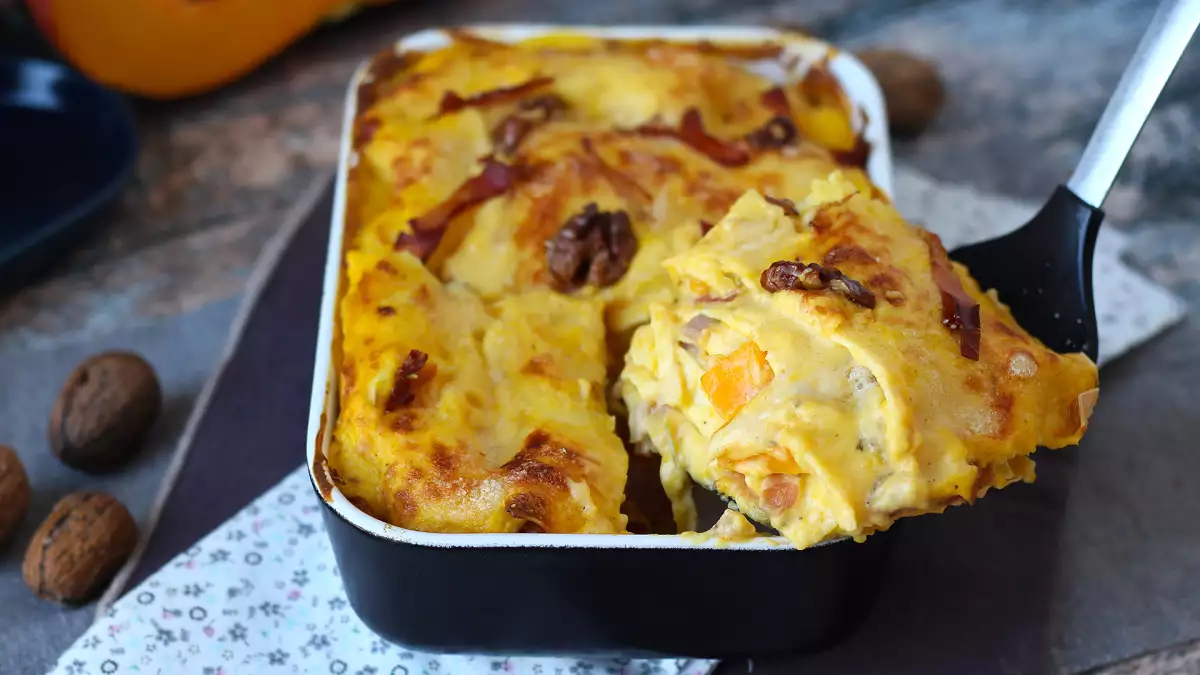 Lasagnen, der dufter af efterår: cremet indeni, sprød på toppen og perfekt til de første kølige søndage