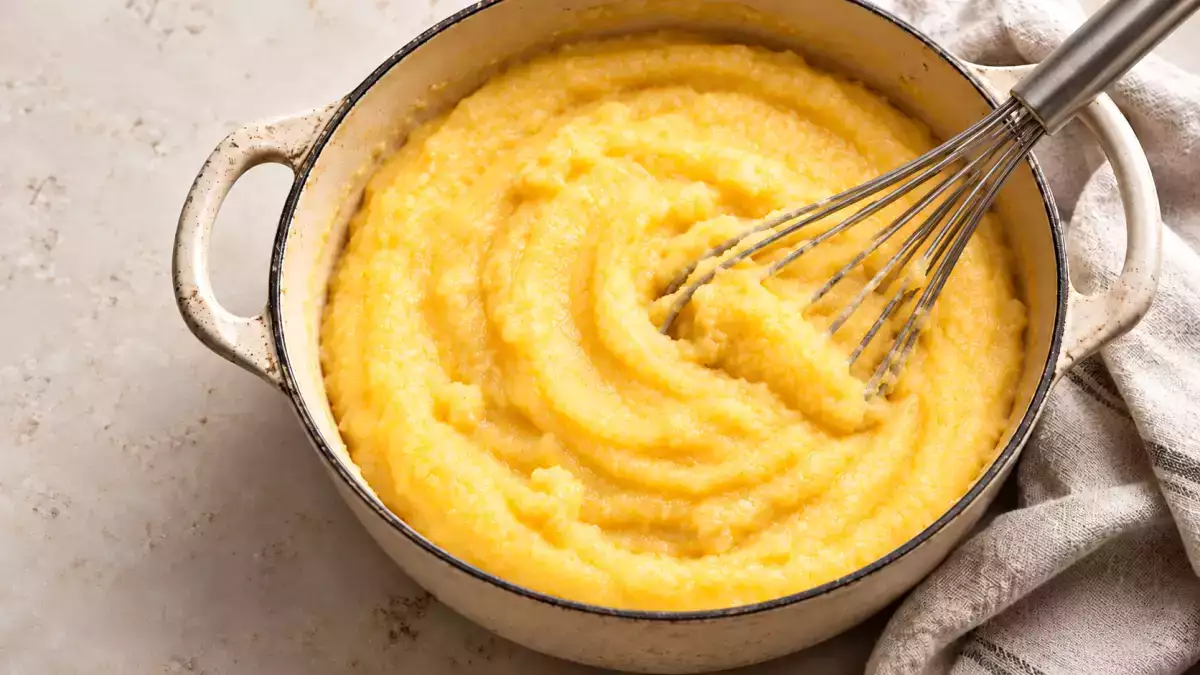 Er din polenta fuld af klumper? Her er, hvorfor det sker, og hvordan du redder den uden at begynde forfra