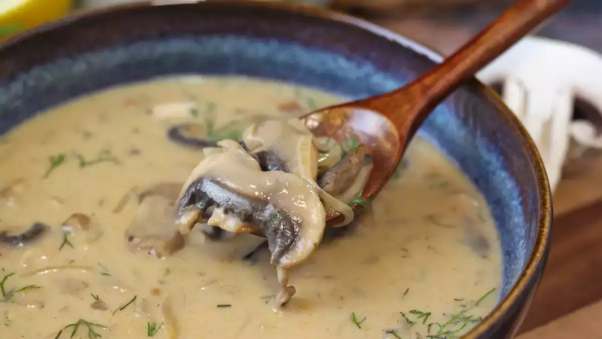 Denne ungarske champignonsuppe er så cremet, at man bare må have mere!