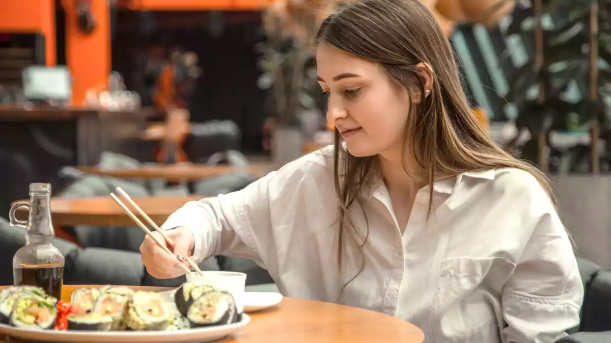 Hvis du spiser sushi på denne måde, gør du det forkert: det, som en japaner aldrig ville gøre.