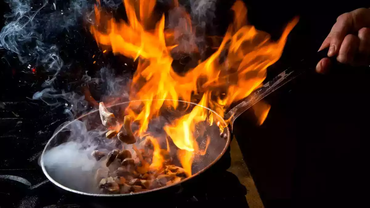 Begå ikke denne farlige fejl, når du slukker en fedtbrand