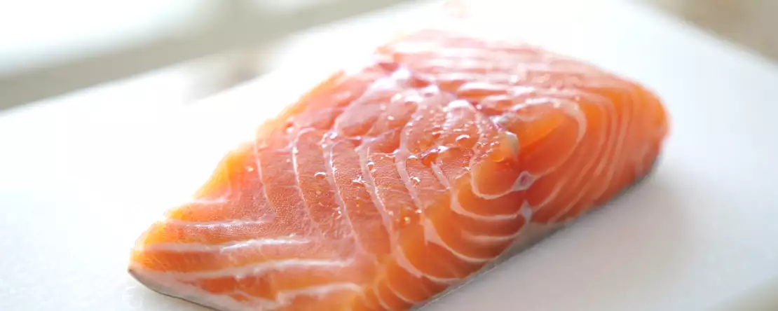 Sådan optøer du fisk sikkert (og bevarer dens konsistens)