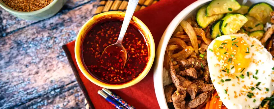 Sådan bruger du gochujang: den koreanske røde dej og 7 opskrifter, hvor du bruger den for første gang