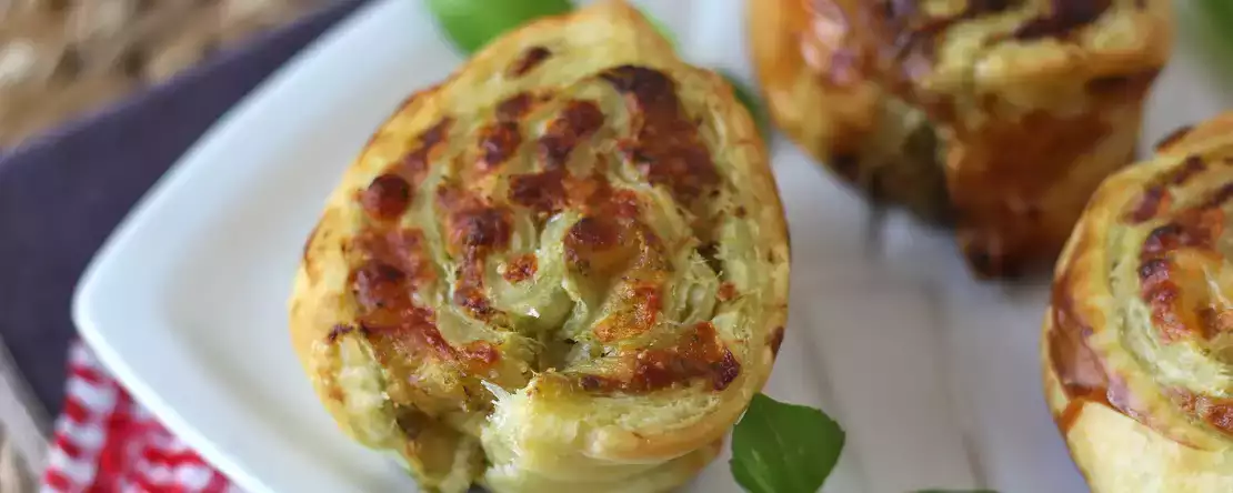 Disse butterdejsboller med pesto tager kun 15 minutter at tilberede ... og forsvinder endnu hurtigere.