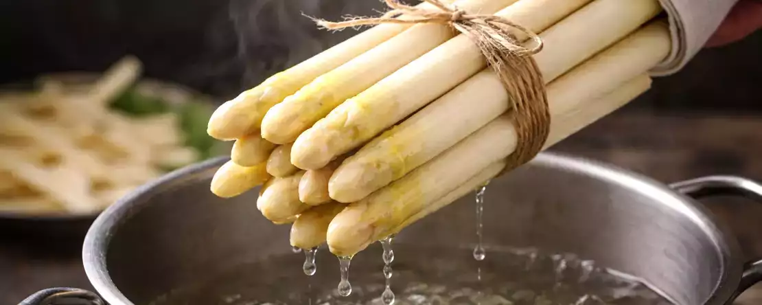 Derfor tilbereder topkokke hvide asparges i et bundt