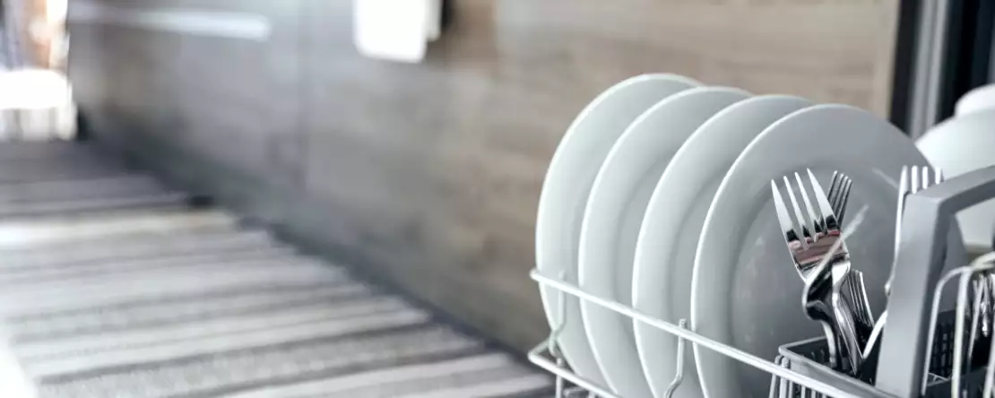 Skal du skylle din opvask, før du sætter den i opvaskemaskinen - det siger eksperterne