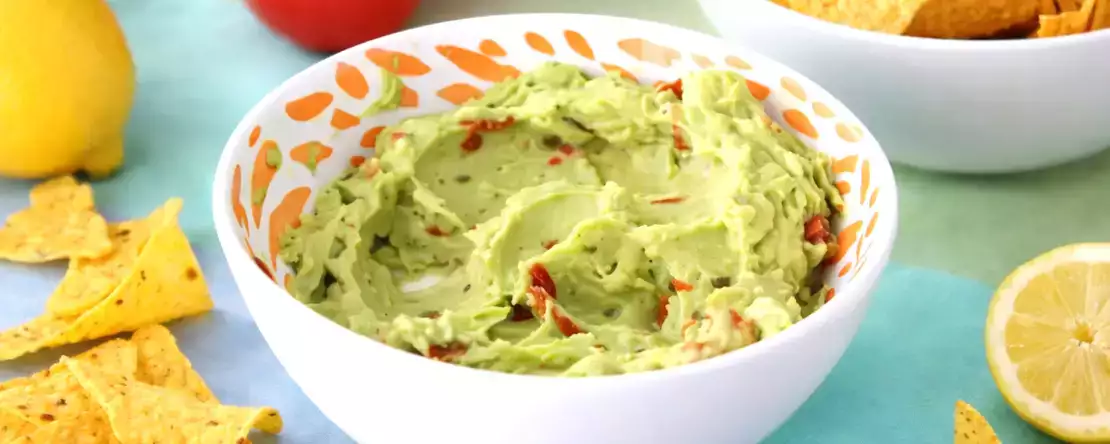 Den bedste måde at opbevare guacamole på, så den ikke bliver brun næste dag.