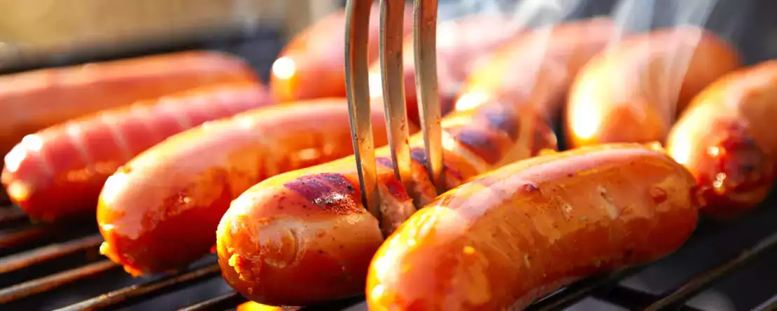 Punktering af pølser før tilberedning: almindelig fejl eller genialt trick? Sandheden, der ændrer alt