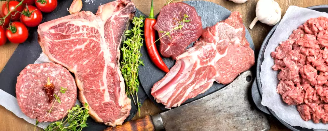 Hvorfor kød altid skal tages ud af køleskabet før tilberedning (og hvor længe)