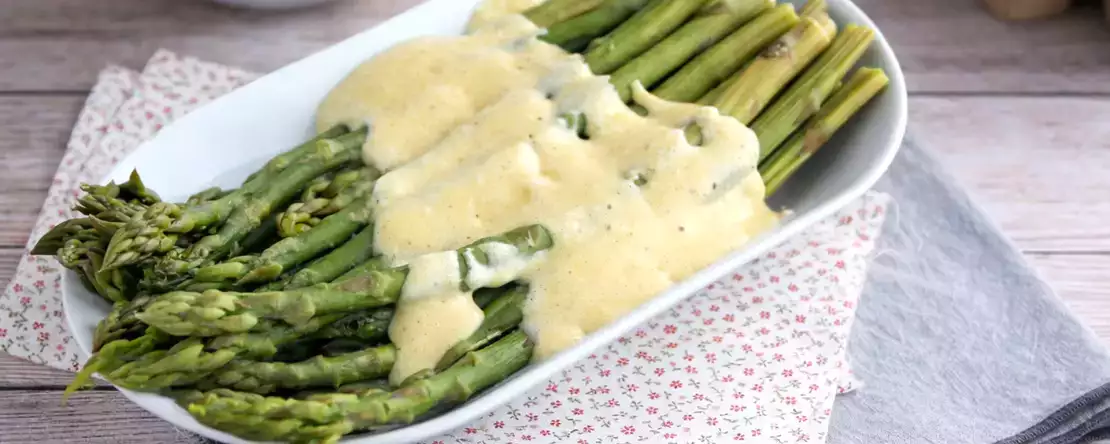 3 saucer, der fremhæver grønne asparges uden at overdøve deres smag