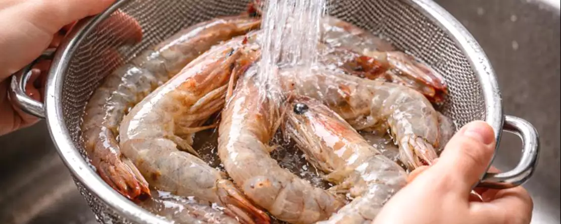 Vasker du dine rejer, før du tilbereder dem? Forstå, hvorfor denne almindelige gestus kan være din største fejltagelse