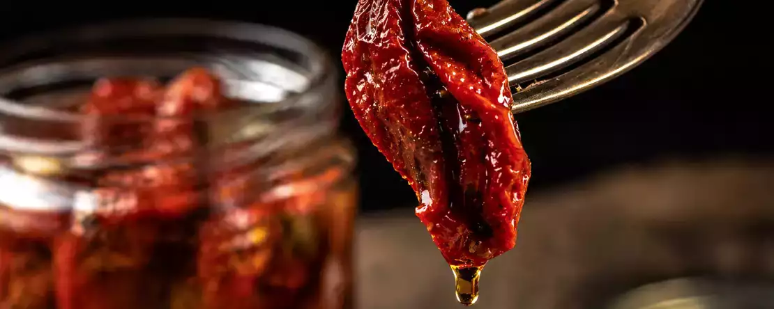 Soltørrede tomater i olie: et smagskoncentrat i spisekammeret og 10 opskrifter, der får det bedste ud af det.