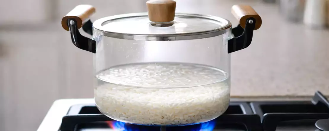 Du behøver ikke at måle vand: Det enkle trick til løse ris, som næsten ingen bruger