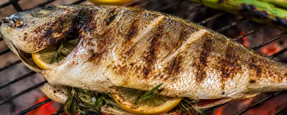 Grillet fisk: teknikker, der sikrer, at fisken ikke klæber fast, ikke går i stykker og bliver saftig og perfekt tilberedt