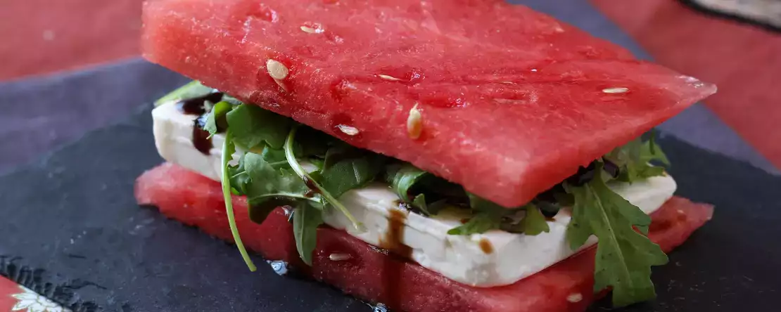 Aldrig mere kun som dessert: seks salte opskrifter med vandmelon, der overrasker og giver smagen et nyt twist
