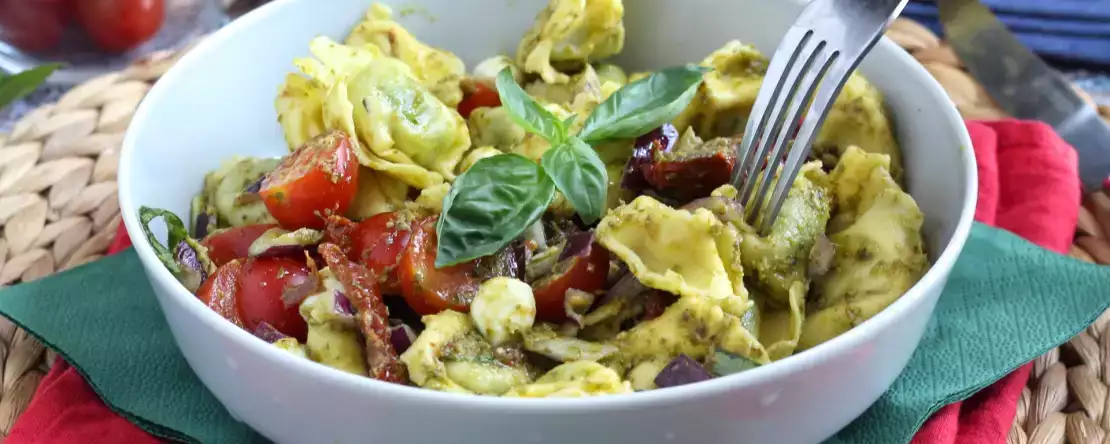 Kold tortellini-salat: Puristerne vil nok rynke på næsen, men den bliver spist op før rissalaten