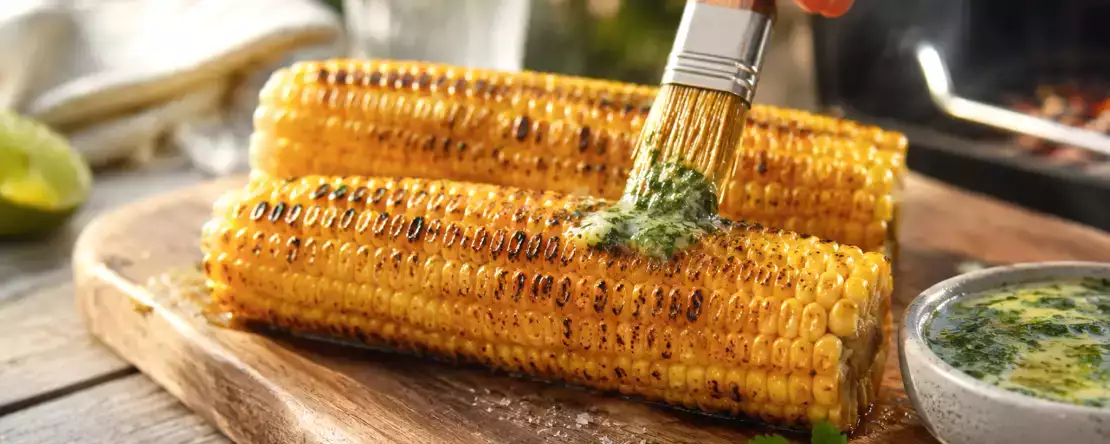 Sådan griller man majskolber på grillen, så de bliver møre, søde og får en dejlig grillsmag