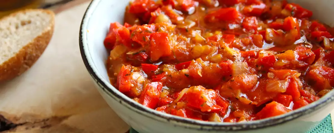 Lav tomat- og peberfrugtsauce om sommeren, og frys den ned: om vinteren vil den redde pastaretten – og meget mere