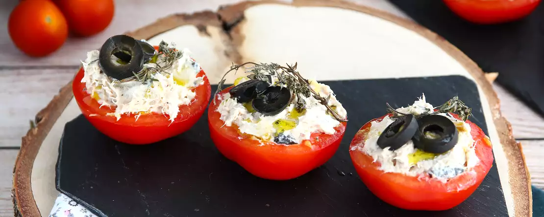 Tun, taboulé, gedeost: 7 ideer til fyld til tomater uden at skulle tilberede dem!