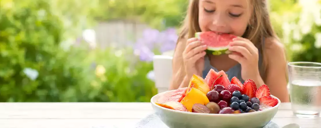 Sommerfrugter, der beroliger børnene: lette, søde og forfriskende valgmuligheder
