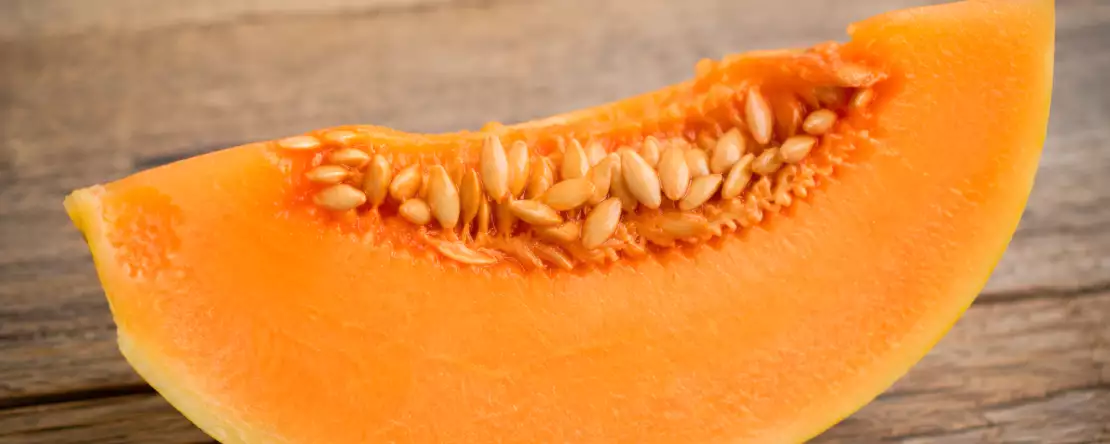 Skal man lade kernerne sidde i, når man opbevarer en allerede skåret melon?
