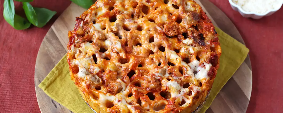 Den spektakulære ovnbagte pasta til søndag, der, når den skæres ud, straks vækker en uimodståelig sult