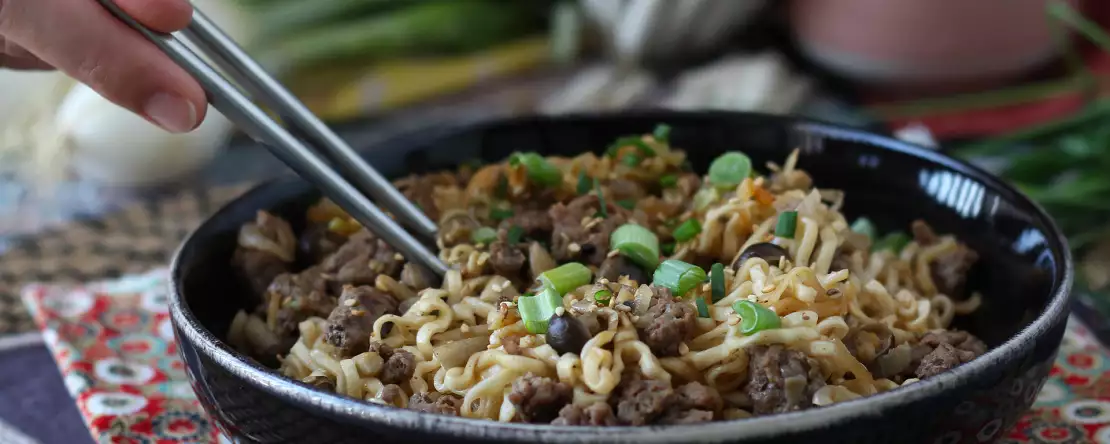 Lyst til takeaway? Disse 7 retter med stegte nudler er hurtigere at lave derhjemme