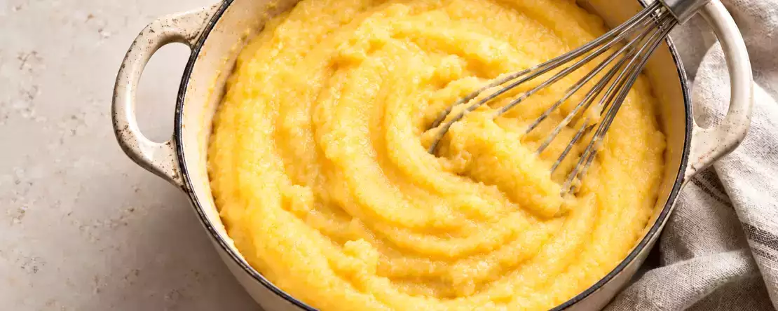 Er din polenta fuld af klumper? Her er, hvorfor det sker, og hvordan du redder den uden at begynde forfra