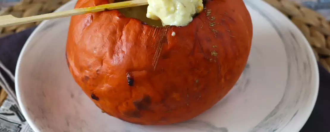 Mangler du en ret, der er nem at dele til Halloween? Dette ovnbagte græskar fyldt med smeltet ost bliver festens midtpunkt