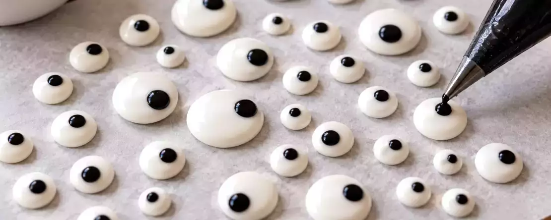 Lær at lave sukkerøjne derhjemme, og giv dine Halloween-desserter et sjovt pift