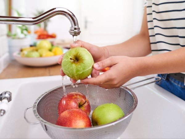 Vasker du frugt ordentligt? Se fejlen, der skader dit helbred