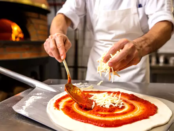 Farvel til traditionel mozzarella? Her kommer vegansk ost på pizza