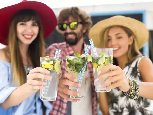 Cocktails rundt om i verden: otte måder at skåle på med en smag af sted