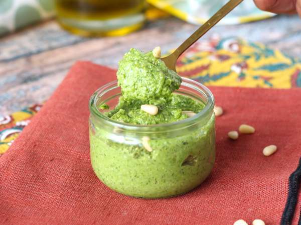 Hvorfor rucola kan detronisere basilikum i denne pesto (og redde dit budget!)