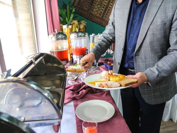 Sådan overlever du en buffet med alt, hvad du kan spise, uden dårlig samvittighed eller overbærenhed