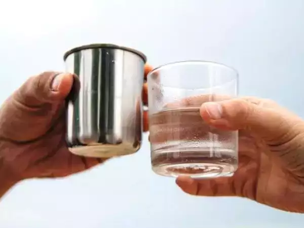 Glas eller rustfrit stål: Hvad holder din drik kold i længst tid?
