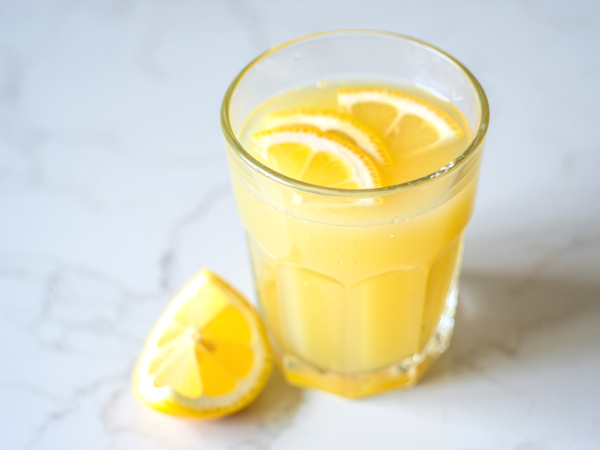 Bliver man virkelig slank af at drikke citronsaft på tom mave? Myte eller virkelighed?