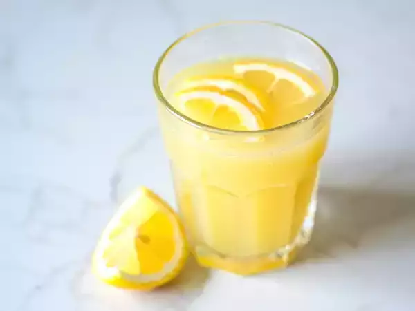 Bliver man virkelig slank af at drikke citronsaft på tom mave? Myte eller virkelighed?