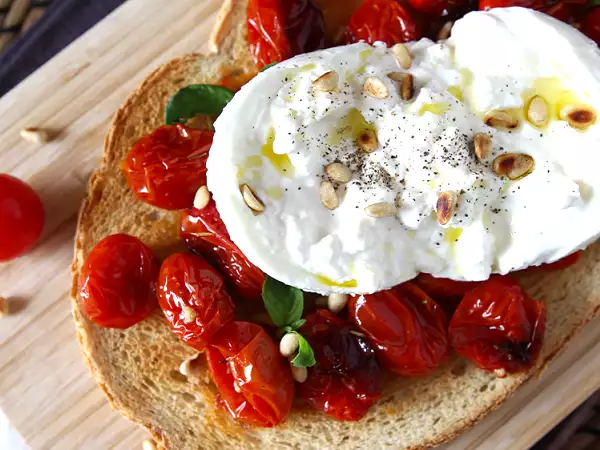 Burrata: 8 ideer til opskrifter, der får det bedste frem i denne ultra-cremede ost
