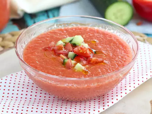 Hvis du har været i Spanien, har du helt sikkert smagt det: Her kan du se, hvordan du laver ægte gazpacho derhjemme på 10 minutter!