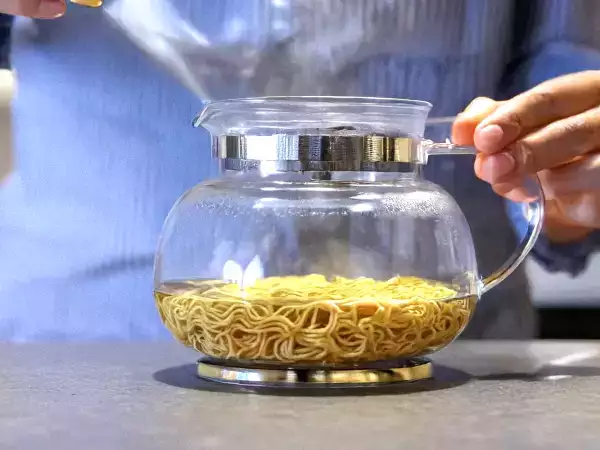 Dette trick til at lave pasta i kedlen virker virkelig (og du får lyst til at prøve det)