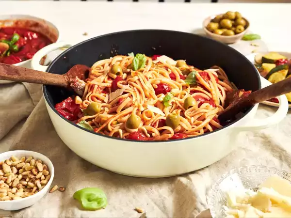 Hvad der sker, når du koger pasta direkte i saucen, vil overraske dig