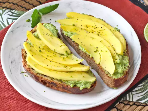 Avocado-toast, der vil ændre din morgenmad (klar på 8 minutter)