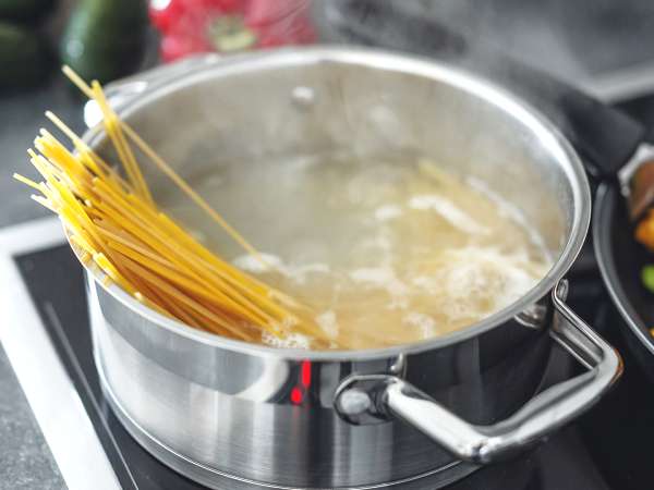 Hvorfor taler alle om vand til pastakogning? Her er, hvad det egentlig er til